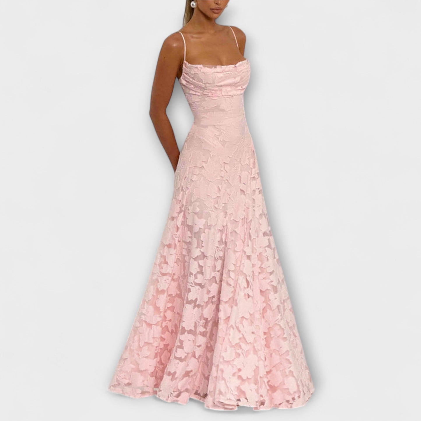 Kairi - Elegantne Maxi Haljine s Cvečno Čipkom i Spaghetti Naramenicama