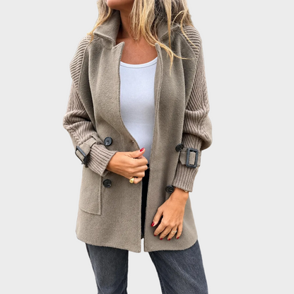 Danijela – Elegantni Kaput S Pletenim Rukavima
