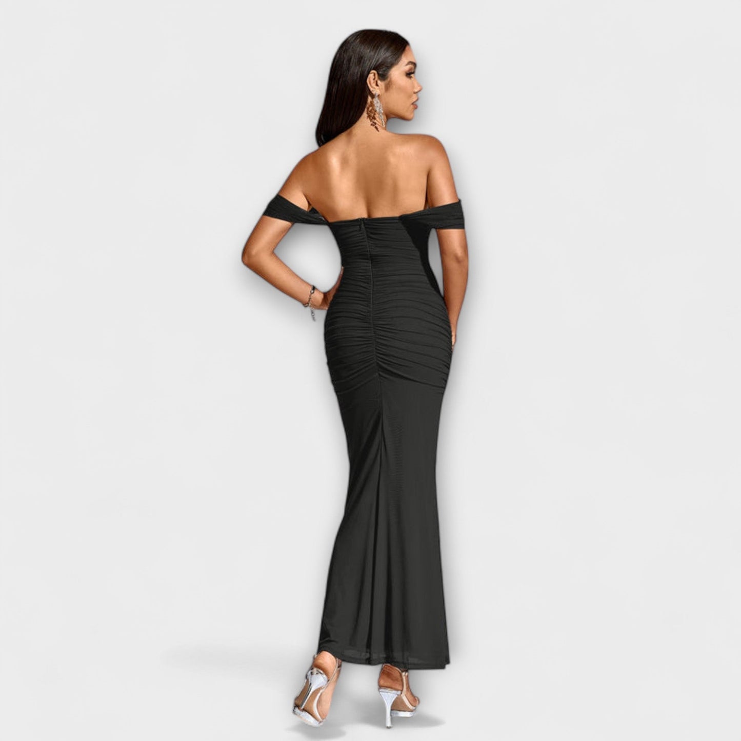 Ione - Bodycon haljina s otvorenim ramenima i nabiranjem
