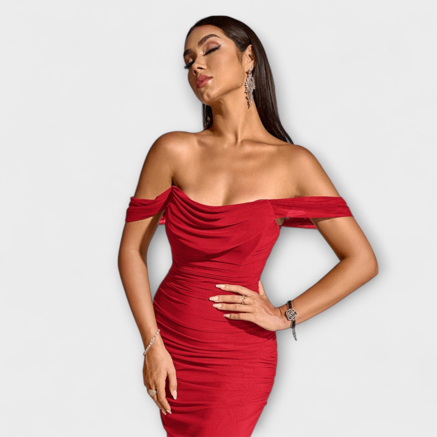 Ione - Bodycon haljina s otvorenim ramenima i nabiranjem