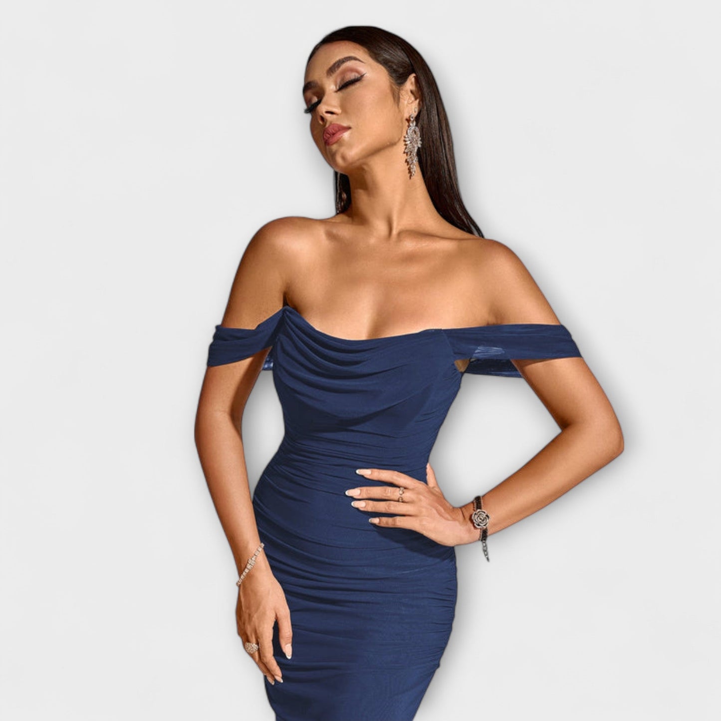 Ione - Bodycon haljina s otvorenim ramenima i nabiranjem