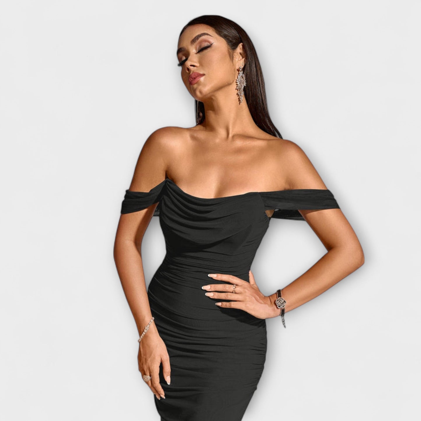 Ione - Bodycon haljina s otvorenim ramenima i nabiranjem