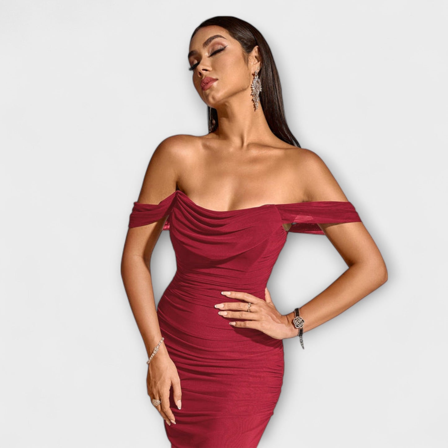 Ione - Bodycon haljina s otvorenim ramenima i nabiranjem