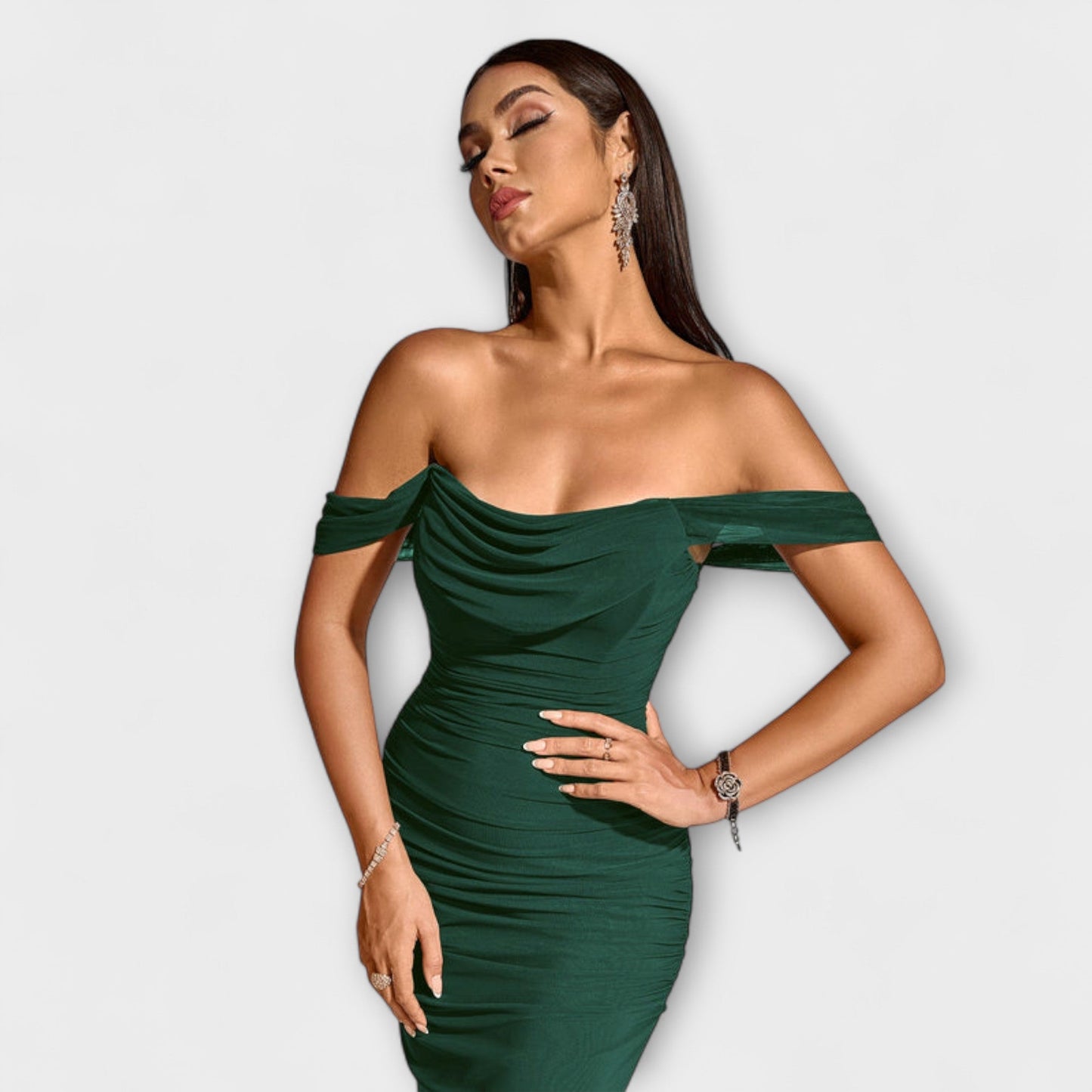 Ione - Bodycon haljina s otvorenim ramenima i nabiranjem