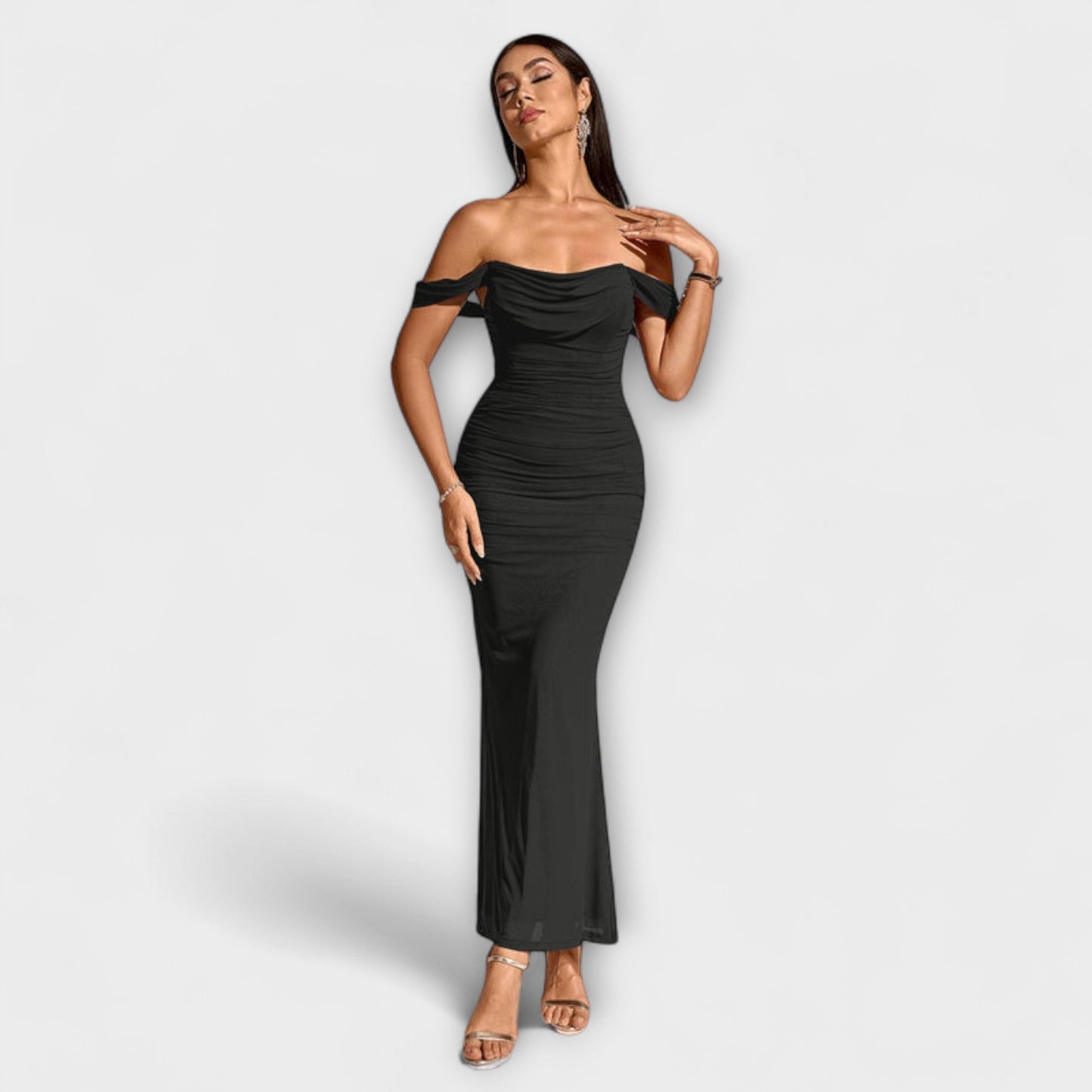 Ione - Bodycon haljina s otvorenim ramenima i nabiranjem