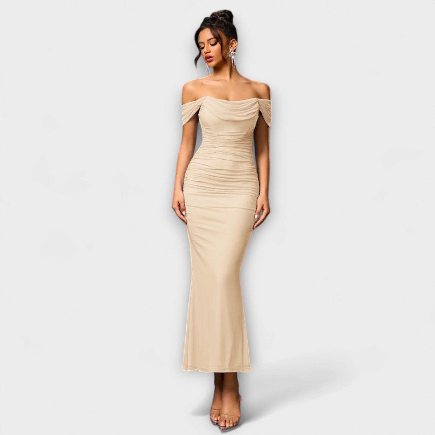 Ione - Bodycon haljina s otvorenim ramenima i nabiranjem