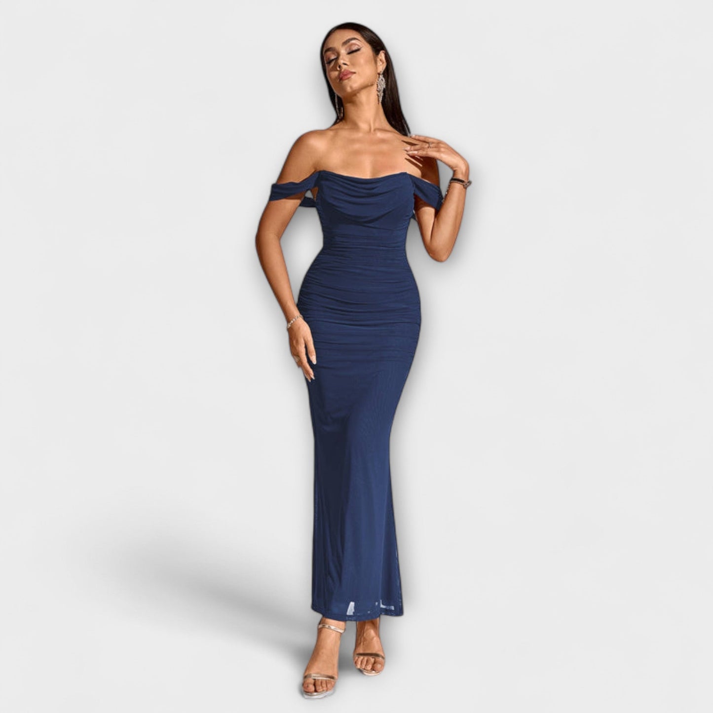 Ione - Bodycon haljina s otvorenim ramenima i nabiranjem