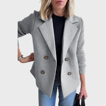 Emma - Elegantan blazer s pletenicami na rokavih