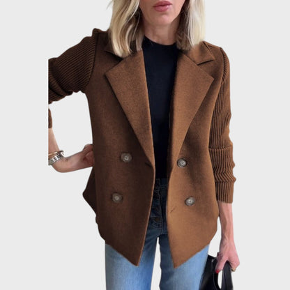 Emma - Elegantan blazer s pletenicami na rokavih
